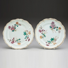 Set of Two Porcelain Plates with Flowers Qing Dynasty